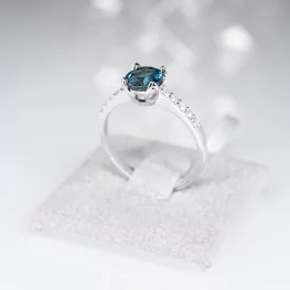 Pierścionek z białego złota z topazem London blue i diamentami Pierścionek z białego złota z topazem London blue i diamentami