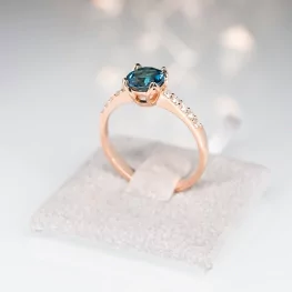 Pierścionek z różowego złota z topazem London blue i diamentami Pierścionek z różowego złota z topazem London blue i diamentami
