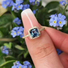 Złoty pierścionek z topazem London blue i diamentami Złoty pierścionek z topazem London blue i diamentami