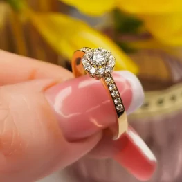 Złoty pierścionek z diamentami Złoty pierścionek z diamentami