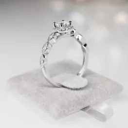 Pierścionek z białego złota z moissanitem i diamentami Pierścionek z białego złota z moissanitem i diamentami