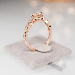 Pierścionek z różowego złota z moissanitem i diamentami Pierścionek z różowego złota z moissanitem i diamentami