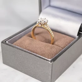 Złoty pierścionek z moissanitem i diamentami TP0112ZMT Złoty pierścionek z moissanitem i diamentami TP0112ZMT
