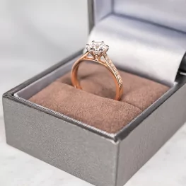 Pierścionek z różowego złota z moissanitem i diamentami TP0112RMT Pierścionek z różowego złota z moissanitem i diamentami TP0112RMT