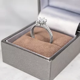 Pierścionek z białego złota z moissanitem i diamentami TP0112BMT Pierścionek z białego złota z moissanitem i diamentami TP0112BMT