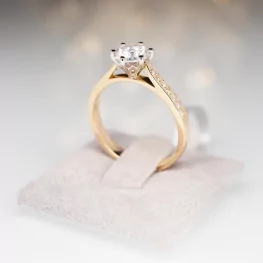 Złoty pierścionek z moissanitem i diamentami TP0112ZMT Złoty pierścionek z moissanitem i diamentami TP0112ZMT