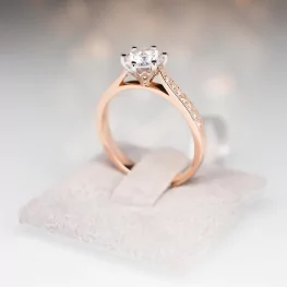 Pierścionek z różowego złota z moissanitem i diamentami TP0112RMT Pierścionek z różowego złota z moissanitem i diamentami TP0112RMT