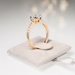 Złoty pierścionek z moissanitem i diamentami Złoty pierścionek z moissanitem i diamentami