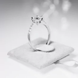 Pierścionek z białego złota z moissanitem i diamentami Pierścionek z białego złota z moissanitem i diamentami