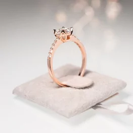 Pierścionek z różowego złota z moissanitem i diamentami Pierścionek z różowego złota z moissanitem i diamentami