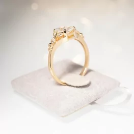 Złoty pierścionek z moissanitem i diamentami TP0072ZMT Złoty pierścionek z moissanitem i diamentami TP0072ZMT