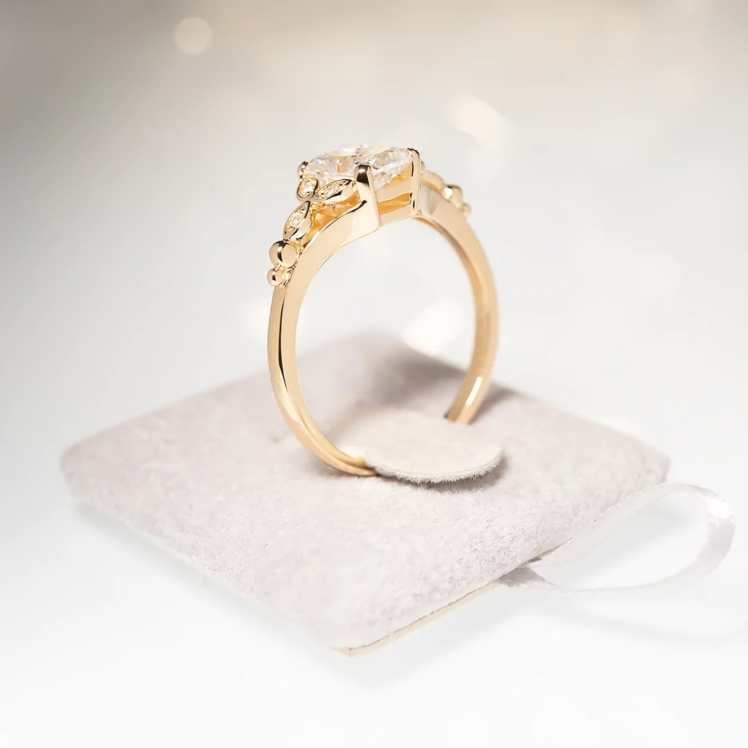 Złoty pierścionek z moissanitem i diamentami TP0072ZMT