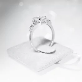 Pierścionek z białego złota z moissanitem i diamentami TP0072BMT Pierścionek z białego złota z moissanitem i diamentami TP0072BMT
