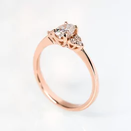 Pierścionek z różowego złota z moissanitem i diamentami TP0047RMT Pierścionek z różowego złota z moissanitem i diamentami TP0047RMT